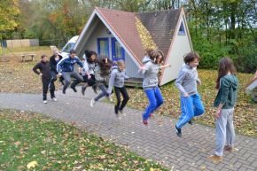 Kinder springen und trotzen dem Bewegungsmangel