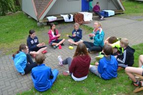 Bewegungsmangel Kinder sitzen am Boden