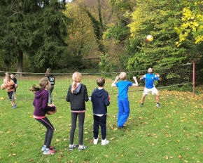 Kinder spielen Volleyball