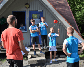 Kinder beim Diabolo Spielen