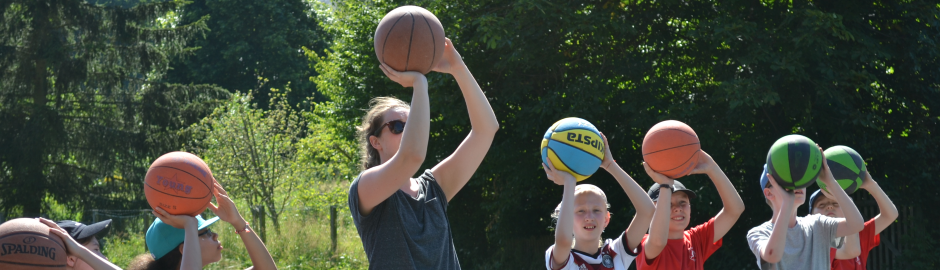 Basketball spielende Kinder