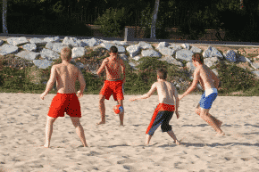 Sprachferien Spanien - Beachsoccer am Strand von Barcelona