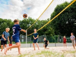 Kinder beim Beachvolleyball