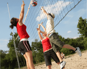 Jugendliche beim Beachvolleyball