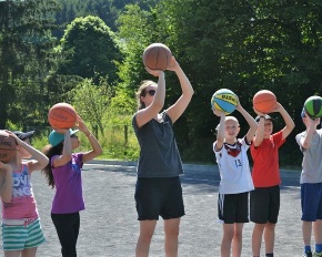 Kindgerechtes Basketball - Spaß an der Bewegung