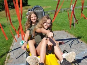 Zwei Mädchen in Sommerrodelbahn