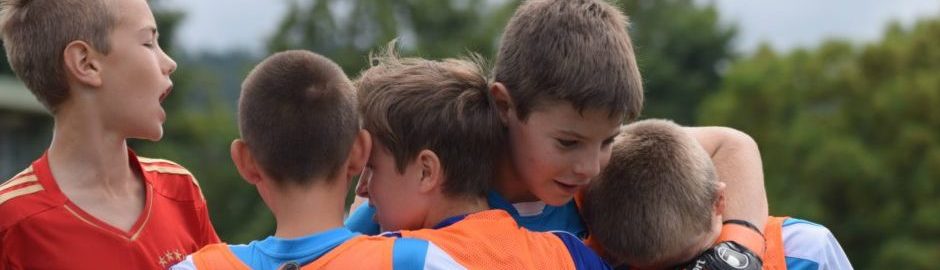 Kinder Fußball beim Teamsport