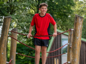 Junge auf Klettergerüst