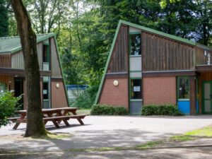 Moderne Gästehütten und Picknickbänke