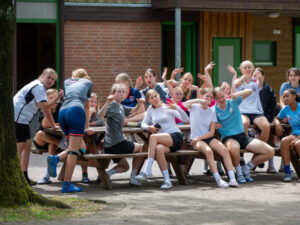 Kinderschar auf Picknickgarnitur