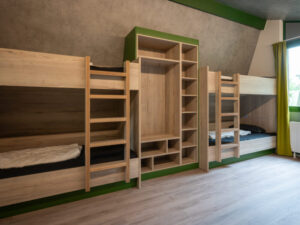 Hochbetten aus hellem Holz