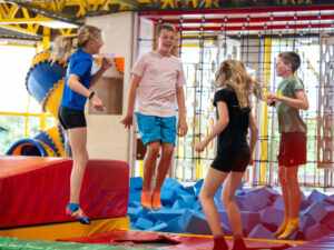 Trampolin springende Kinder im Jumphouse