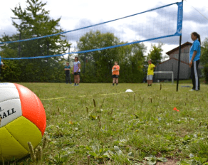 Jugendliche beim Volleyball