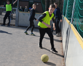 Junge im Soccercage