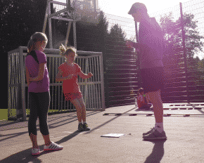 Kinder auf dem Sportplatz