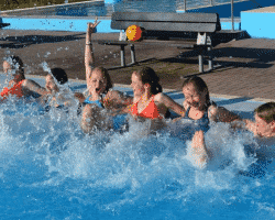 Kinder im Spaßcamp haben Spaß im Wasser