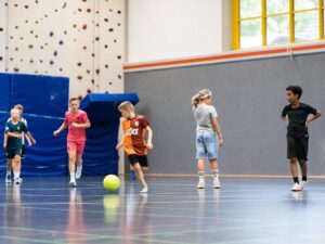Kinder beim Indoorfußballspiel in der Sporthalle