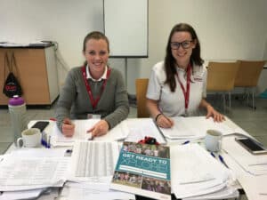 Zwei Betreuerinnen für den Englischunterricht