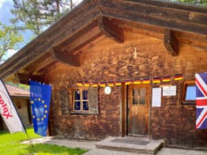 Blockhütte mit Flaggen