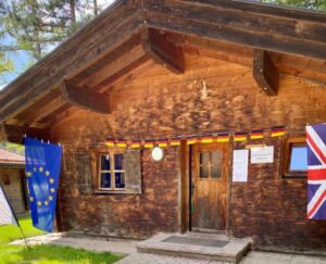 Blockhütte mit Flaggen